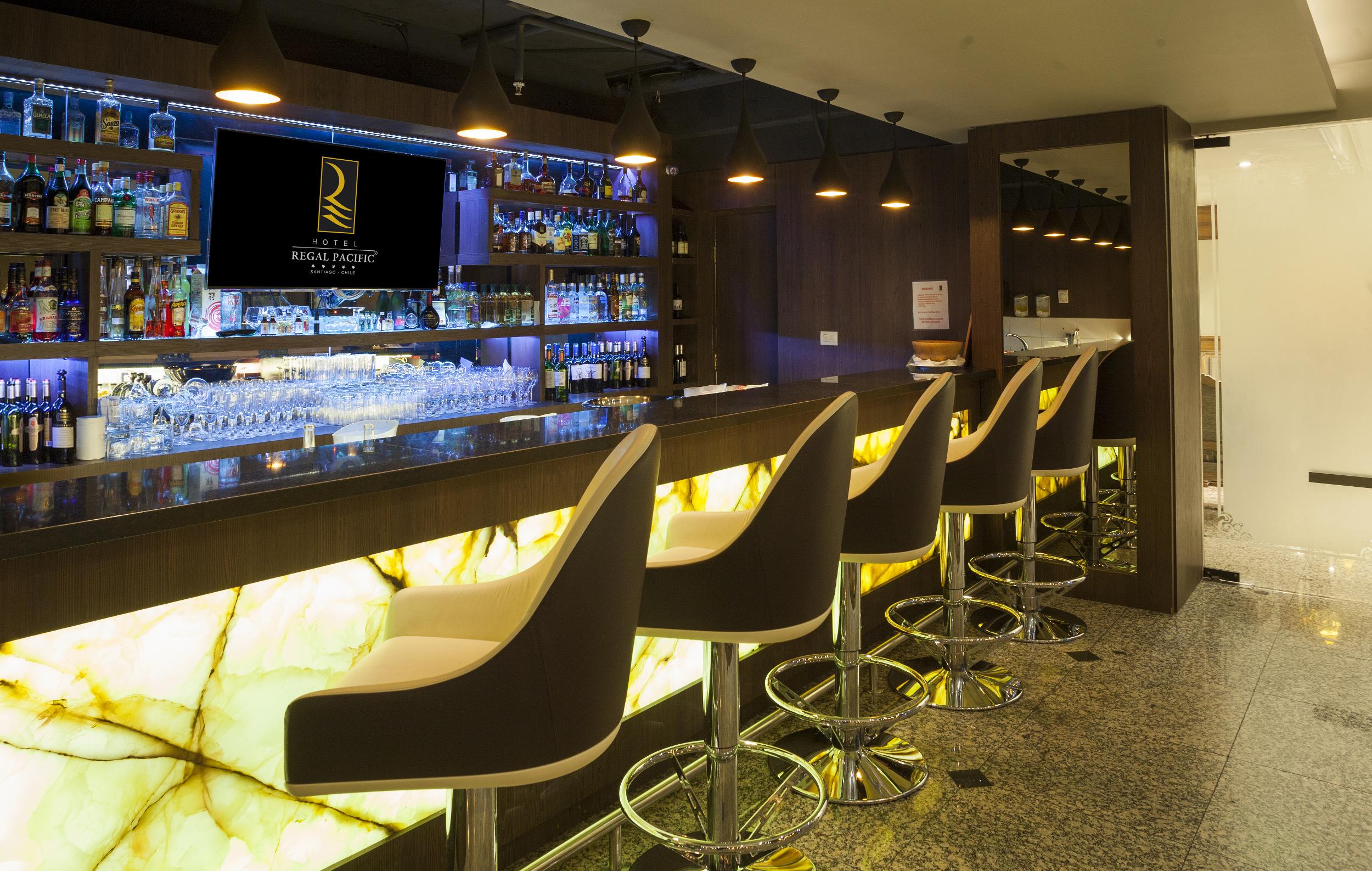 Hotel Regal Pacific Santiago de Chile Exteriér fotografie The bar at the R Lounge