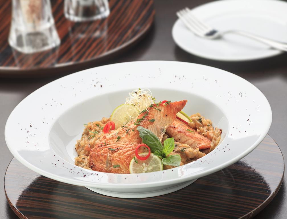 Hotel Regal Pacific Santiago de Chile Exteriér fotografie A plate of salmon and rice