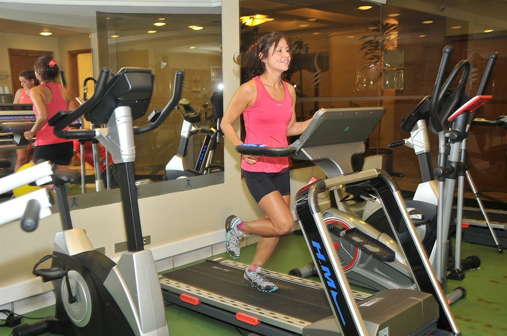 Hotel Regal Pacific Santiago de Chile Exteriér fotografie A woman on a treadmill